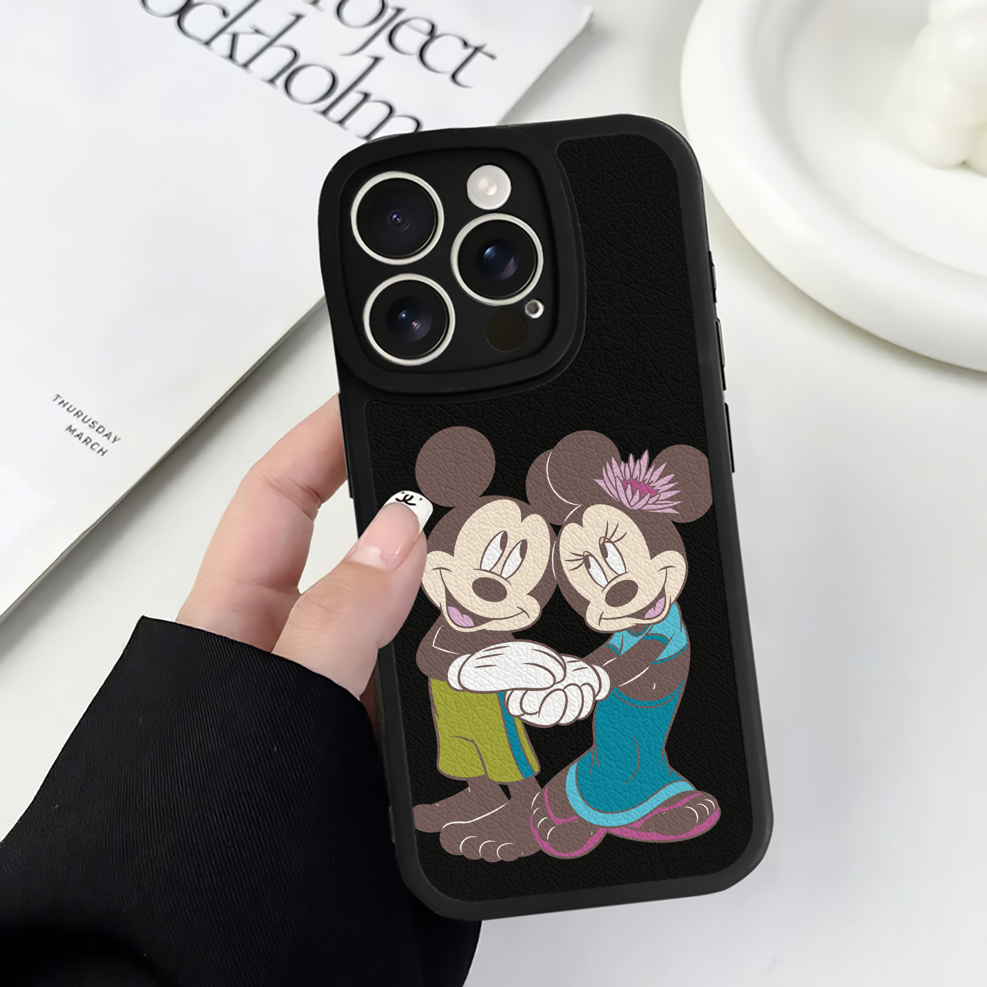 （画像用） ミッキーマウス Mickey Mouse 【iPhone 16シリーズ対応】シリコンスマホケース（レザー調） 材質：シリコン